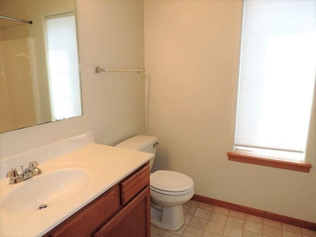 Building Photo - $1,300 | 2 Bedroom, 1 Bathroom Condo | Pet...
