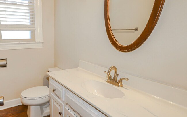 Building Photo - 809 Houndslake Dr