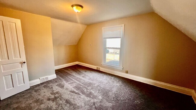Building Photo - Ginormous 6 Bed Single Family Home | Main Level Laundry | Appliances Included | Rear Deck & Front...
