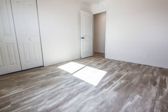 Building Photo - 3 Bedroom 2 bath in Diamond Valley