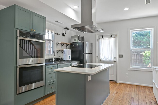 Building Photo - Available Now! 2 Bed 1.5 Bath Between Navy...