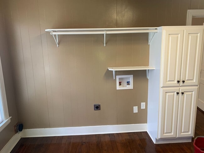 Building Photo - Cute 1br Downtown Benton