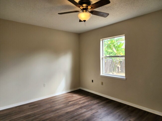 Building Photo - Garage and Fenced Back Yard in Foley!