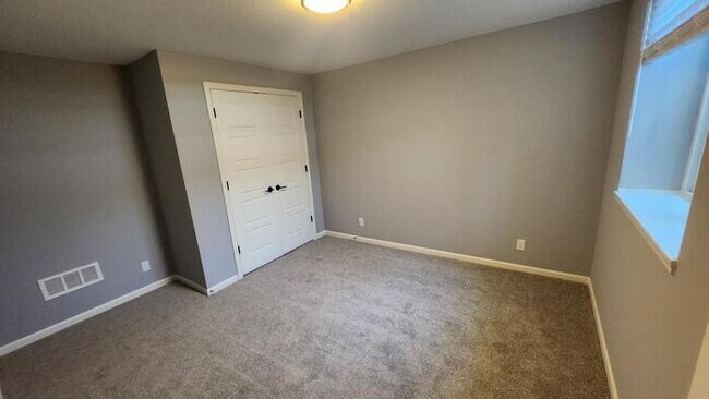 Building Photo - Newly constructed Maintenance provided 3 bed 2.5 bath