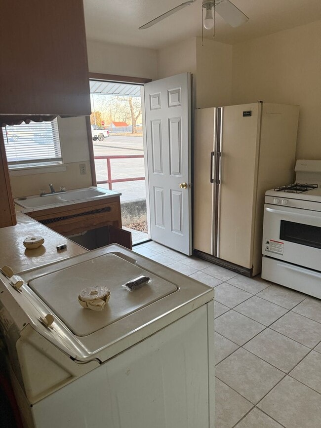 Building Photo - For Lease: Charming 1-Bedroom Duplex in the Heart of Yukon!