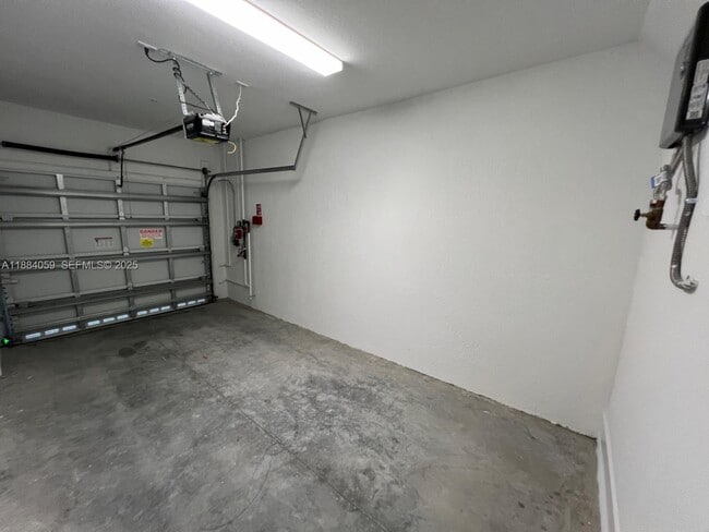 Building Photo - 109 SW 170th Ave