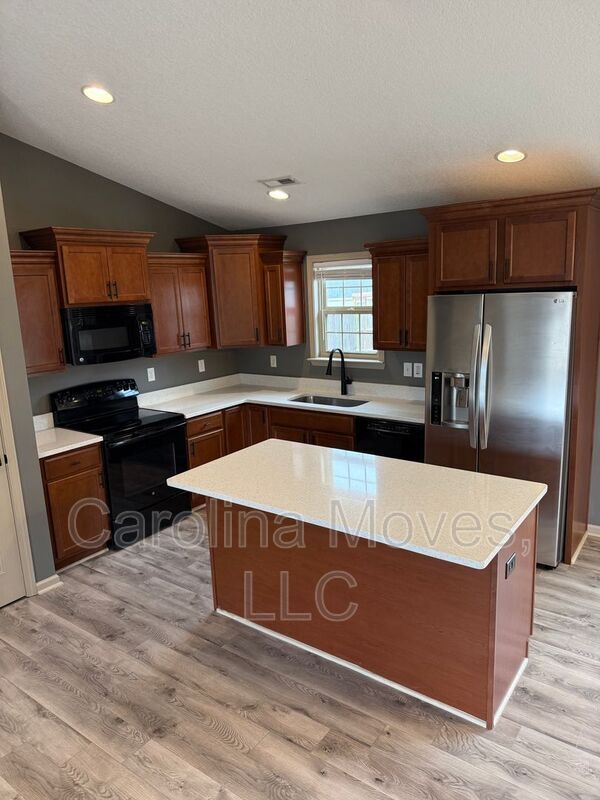 Building Photo - 208 Sleepy River Rd