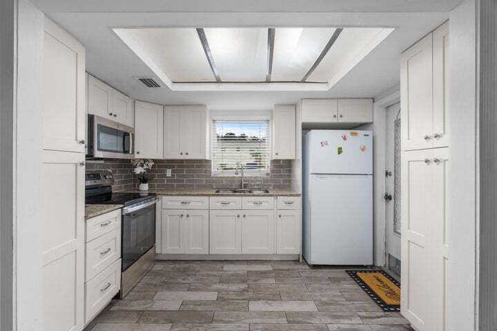 Building Photo - 410 NE 17th Ave