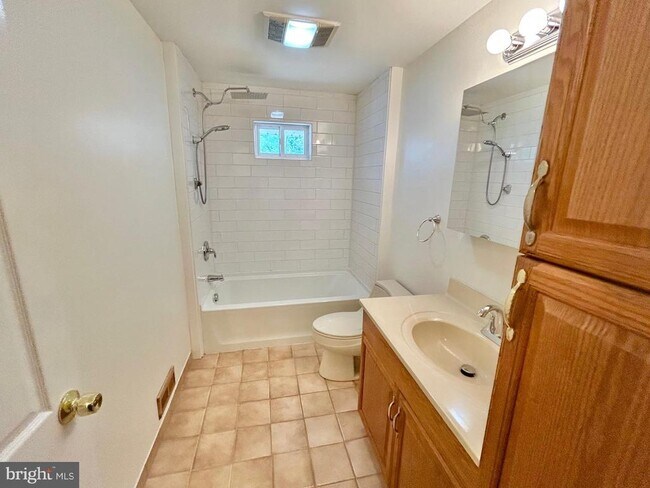 Building Photo - 986 Sherbrook Cir
