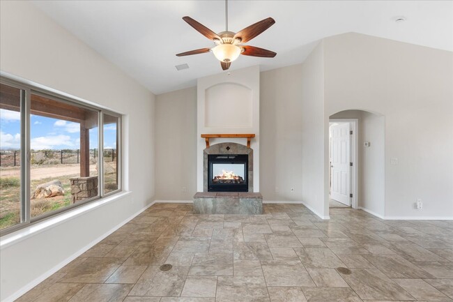 Building Photo - 815 E Paniolo Wy