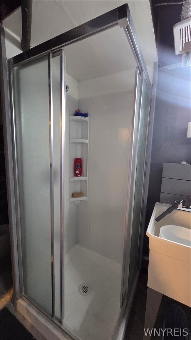 Building Photo - 1 Cresthaven Dr