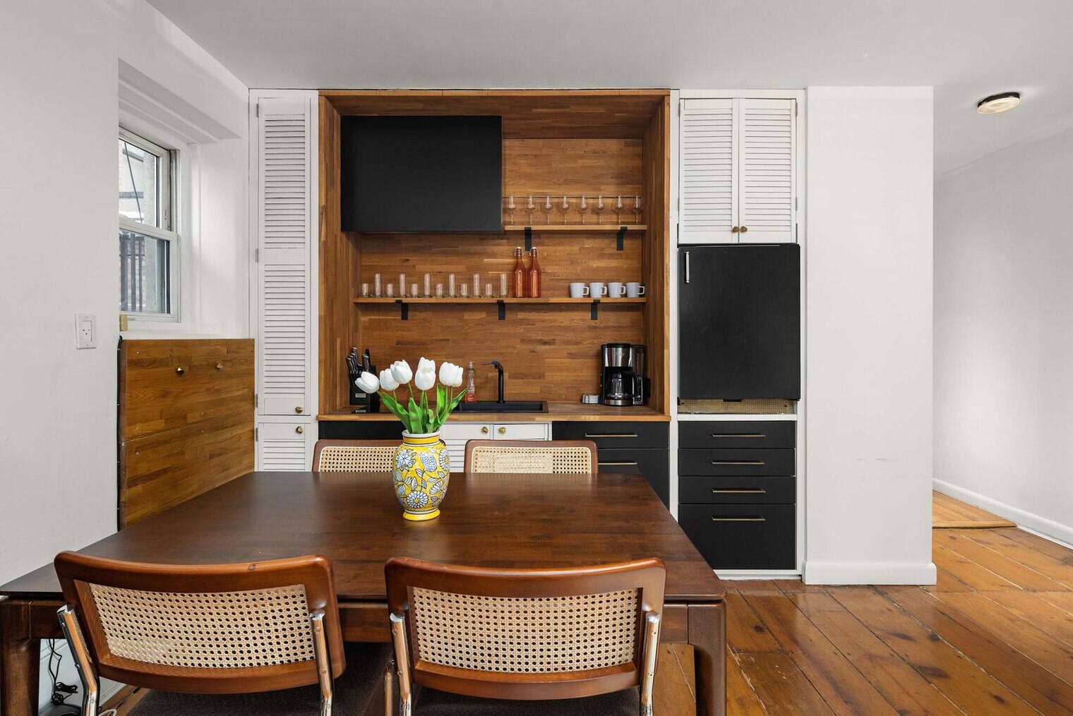 Building Photo - 3 E 9th St