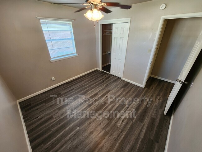 Building Photo - 933 Crestview Ave