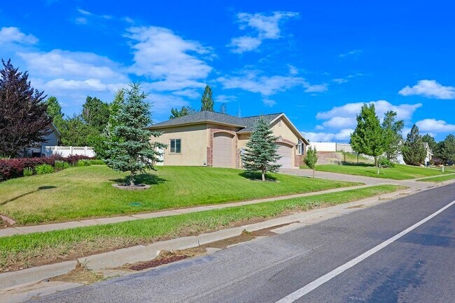 Building Photo - 2093 E View Dr