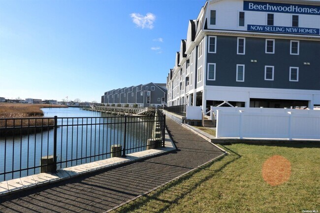 Building Photo - 516 Marina Pointe Dr