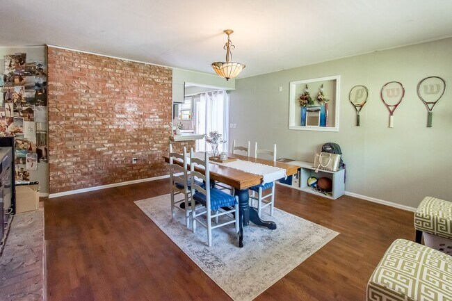 Building Photo - Updated and Spacious 4 Bedroom Home Near UofA! AVAILABLE IN JULY!!