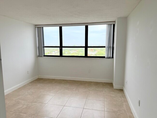 Building Photo - 5600 N Flagler Dr