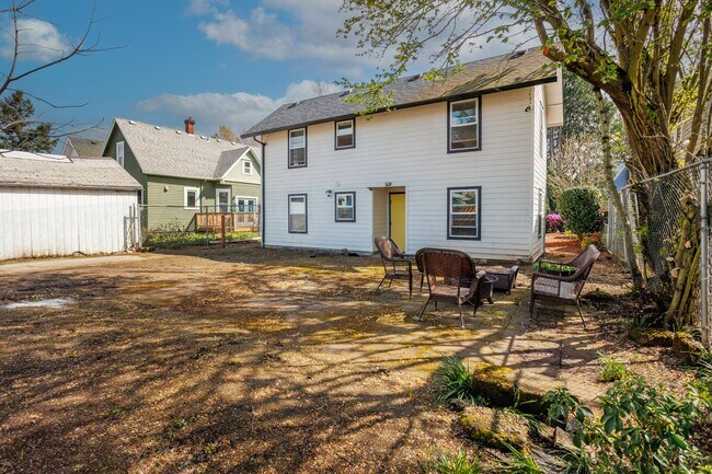 Building Photo - 4313 N Kerby Ave