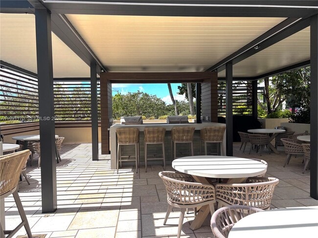 Building Photo - 400 South Pointe Dr