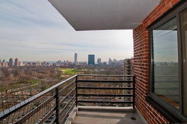 Building Photo - 382 Central Prk W