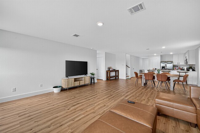 Building Photo - 27615 Village Cir Dr