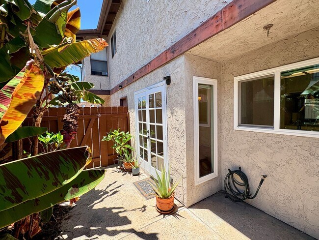 Building Photo - Amazing Two Bed 1.5 Bath Condo - University Heights - Garage & Driveway Parking