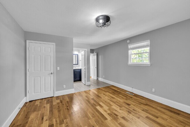 Building Photo - Sleek Highland Park Unit – Great Location,...