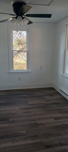 (1 Bedroom Apt) Bedroom - 86 N Blettner Ave