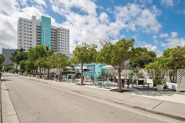 Building Photo - 561 Bayshore Dr