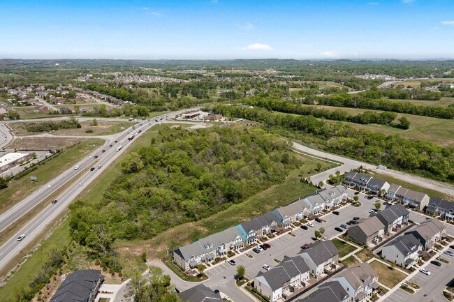 Building Photo - Luxury End-Unit Townhome Near 386 & Long Hollow Pike | Designer Finishes, Prime Location & Mainte...