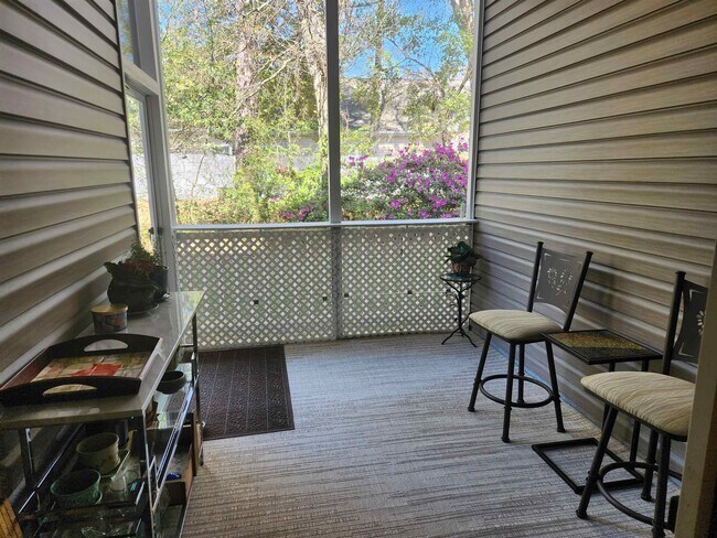 Building Photo - 943 Algonquin Dr