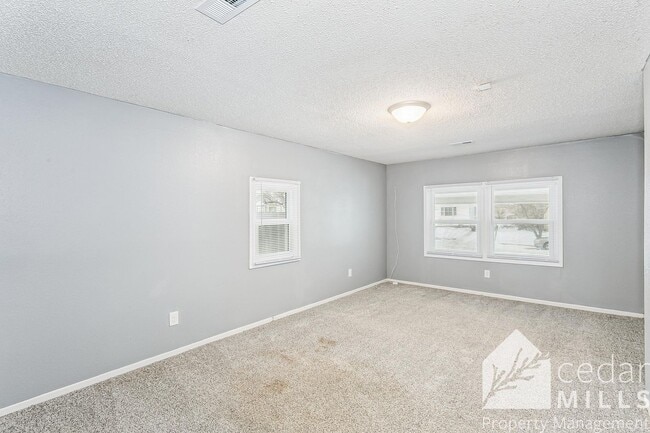 Building Photo - Large 3 Bedroom Ranch w/ Extra Space