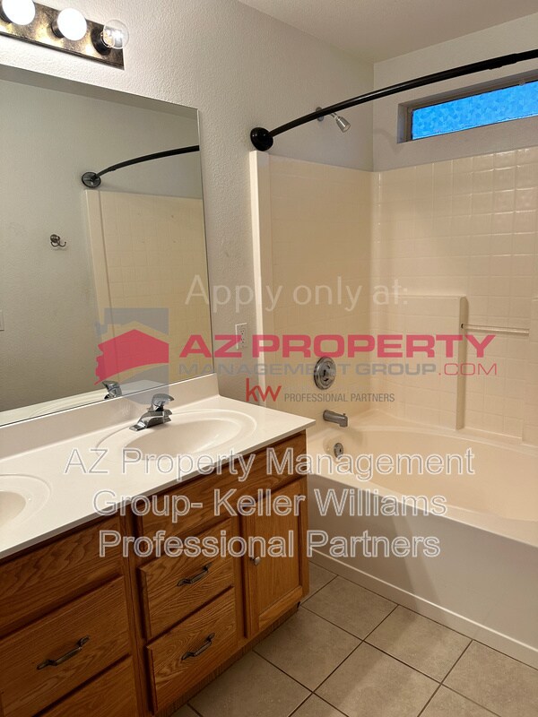 Building Photo - 16802 W Tonbridge St