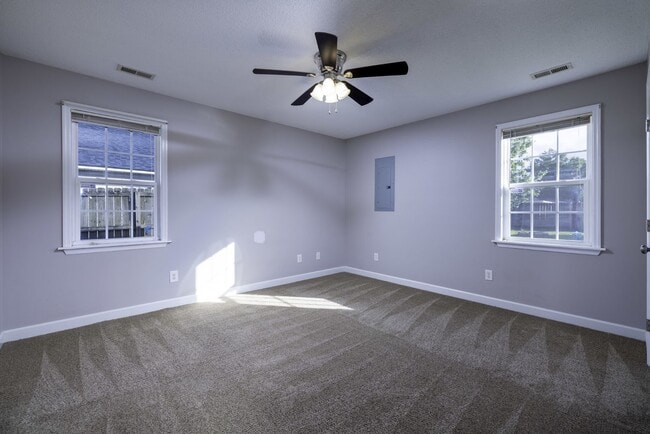 Building Photo - 3BR Home Near N. Marine Blvd with Fenced Backyard