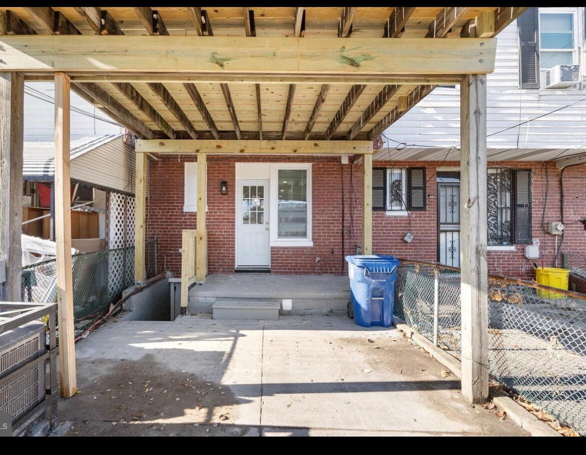 Building Photo - 905 N Linwood Ave