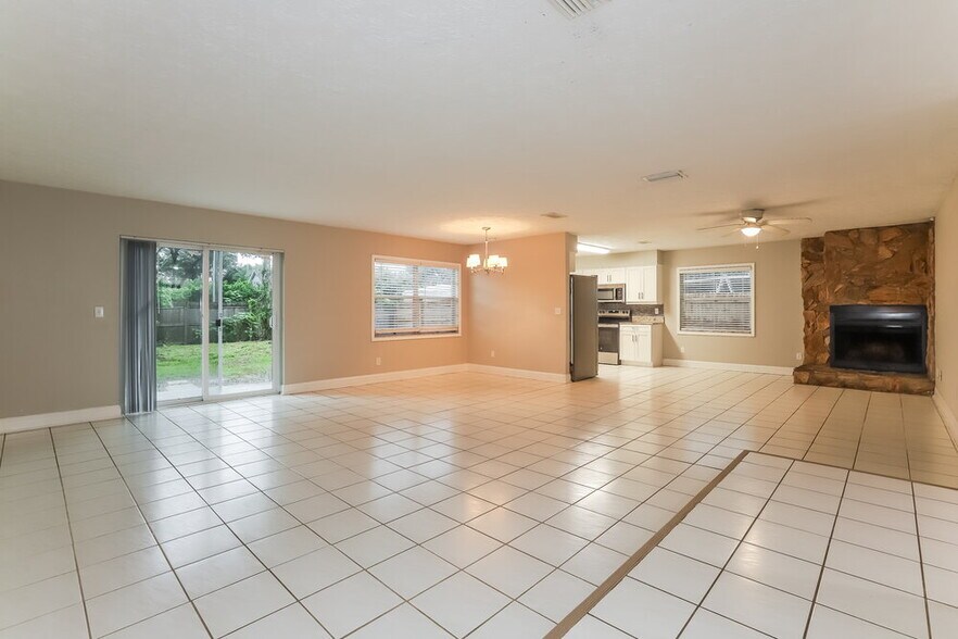 Building Photo - 3215 Las Brisas Dr
