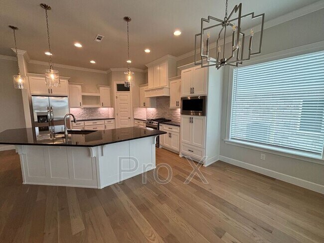 Building Photo - 1908 Charles St