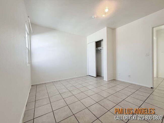 Building Photo - 943 W 68th St