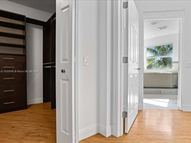 Building Photo - 926 Marina Dr