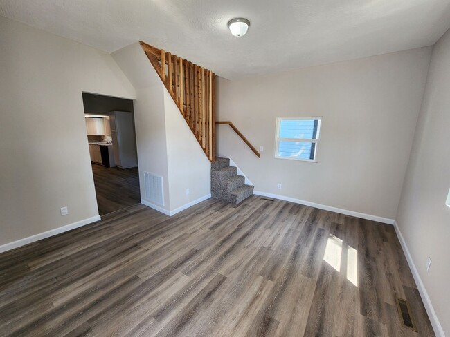 Building Photo - Spacious 3-Bedroom, 1-Bathroom Home AVAILABLE NOW!!