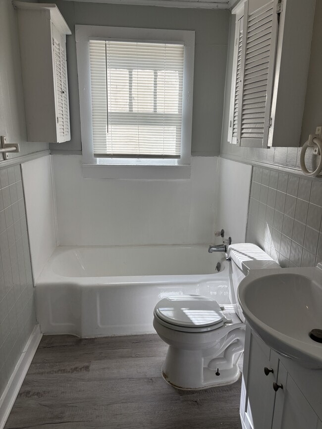 Building Photo - 801 N St Antoine St