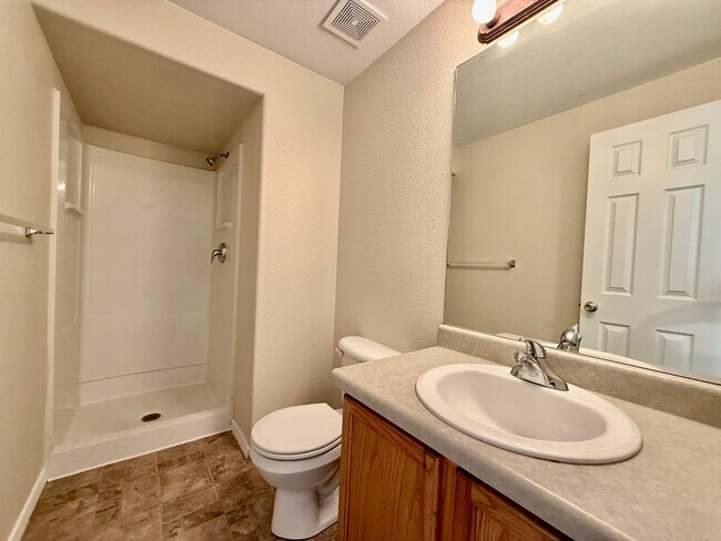 Building Photo - 3 Bedroom Townhome in a Convenient Location