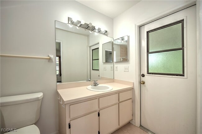 Building Photo - 1402 SW 1st Ave