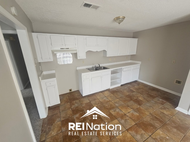 Building Photo - MEMPHIS CHARMER! | Vaulted Ceilings & Brick Fireplace | 3 Bed / 2 Bath