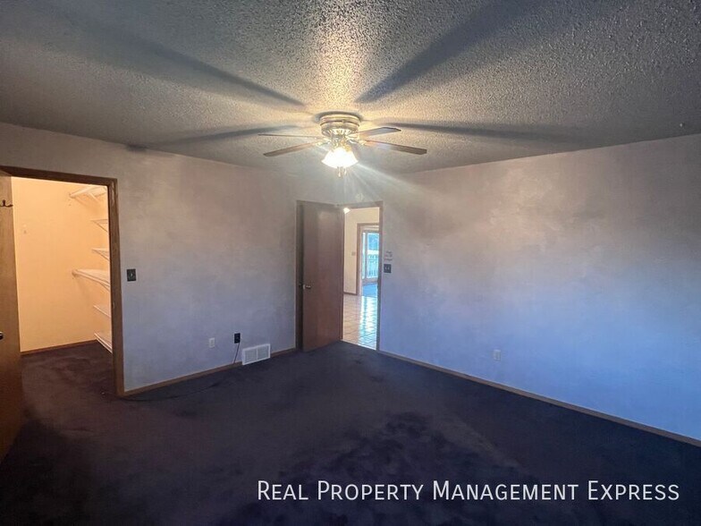 Building Photo - Stunning 4 Bedroom 2.5 Bath Home in South East Sioux Falls