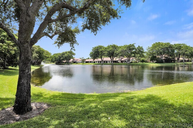 Building Photo - 635 Northshore Dr