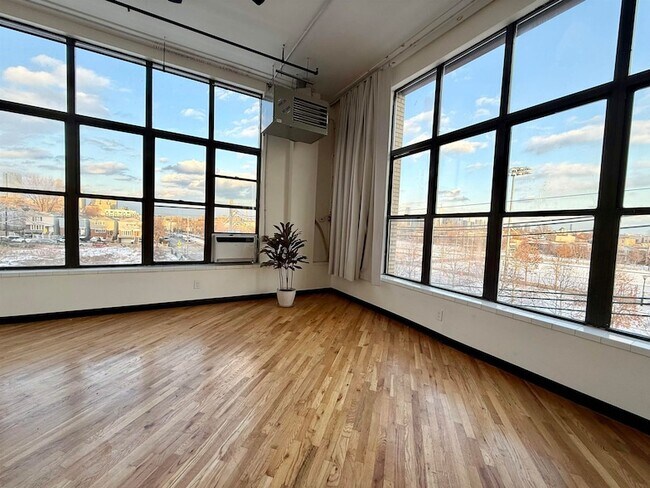 Building Photo - 2 Union St