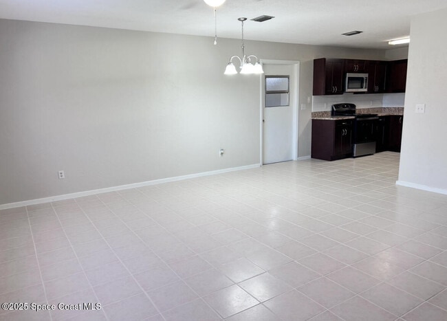 Building Photo - 2330 India Palm Dr