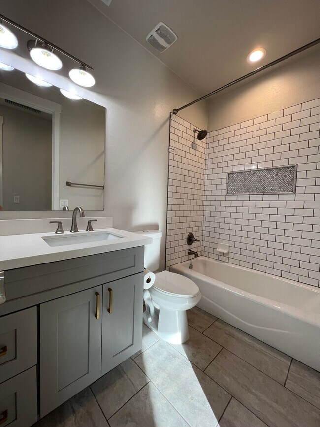 Building Photo - 3 Bedroom + Office in Highlands Ranch, Chi...