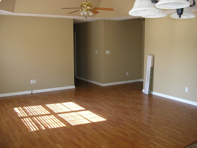 Building Photo - 403 Cedar Hollow Dr